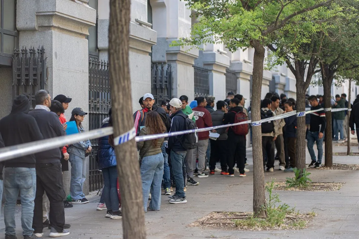 Challenges Faced by Colombian and Moroccan Migrants in Document Regularization