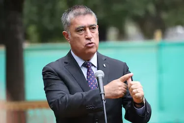 Desbordes Intensifies Criticism Over Santiago 1 Prison Expansion: "Minister Rabat Lacks Political Experience"