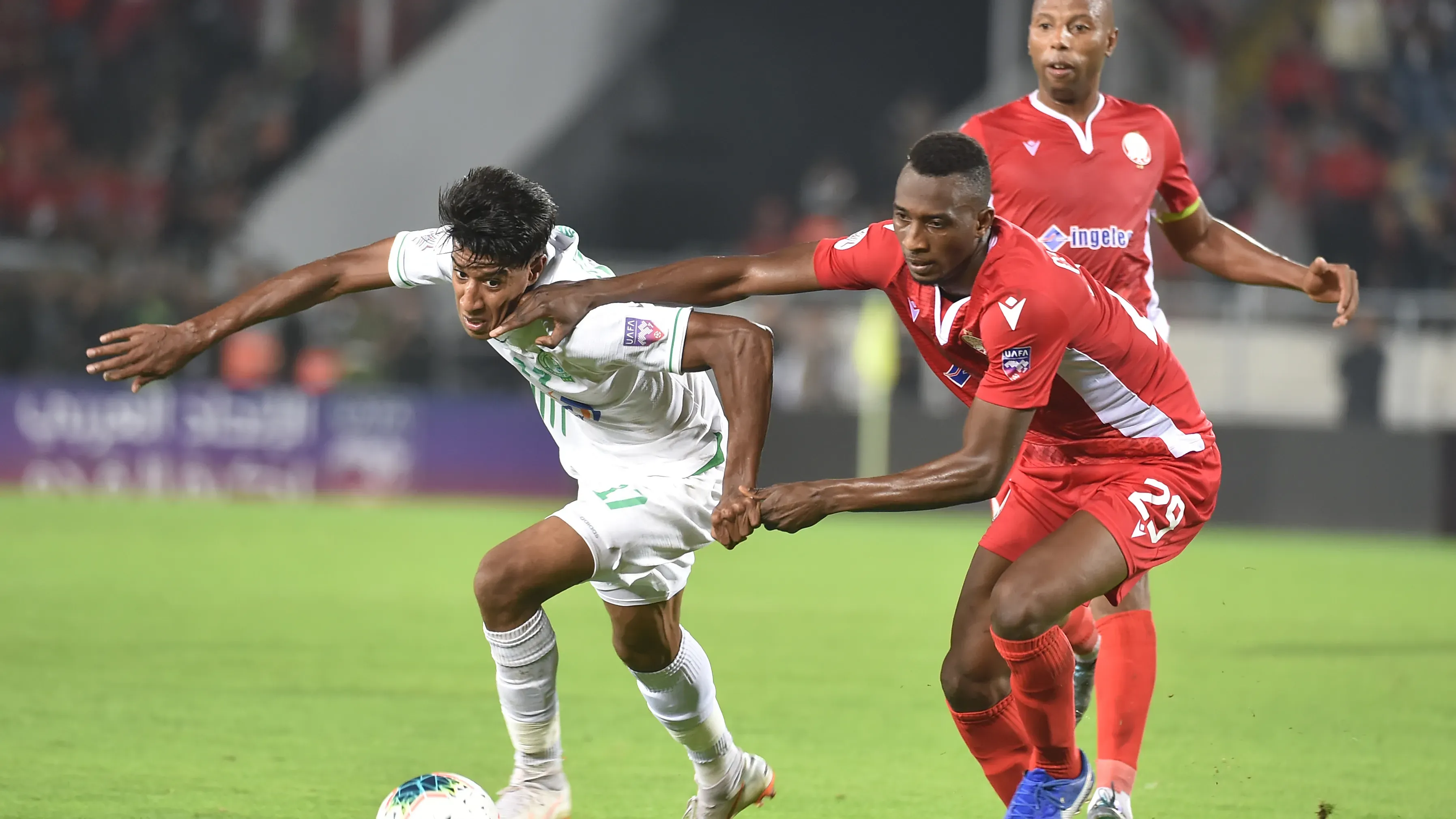 Intense Rivalry Between Raja and Wydad: Spectacular Transfers and Hot Topics