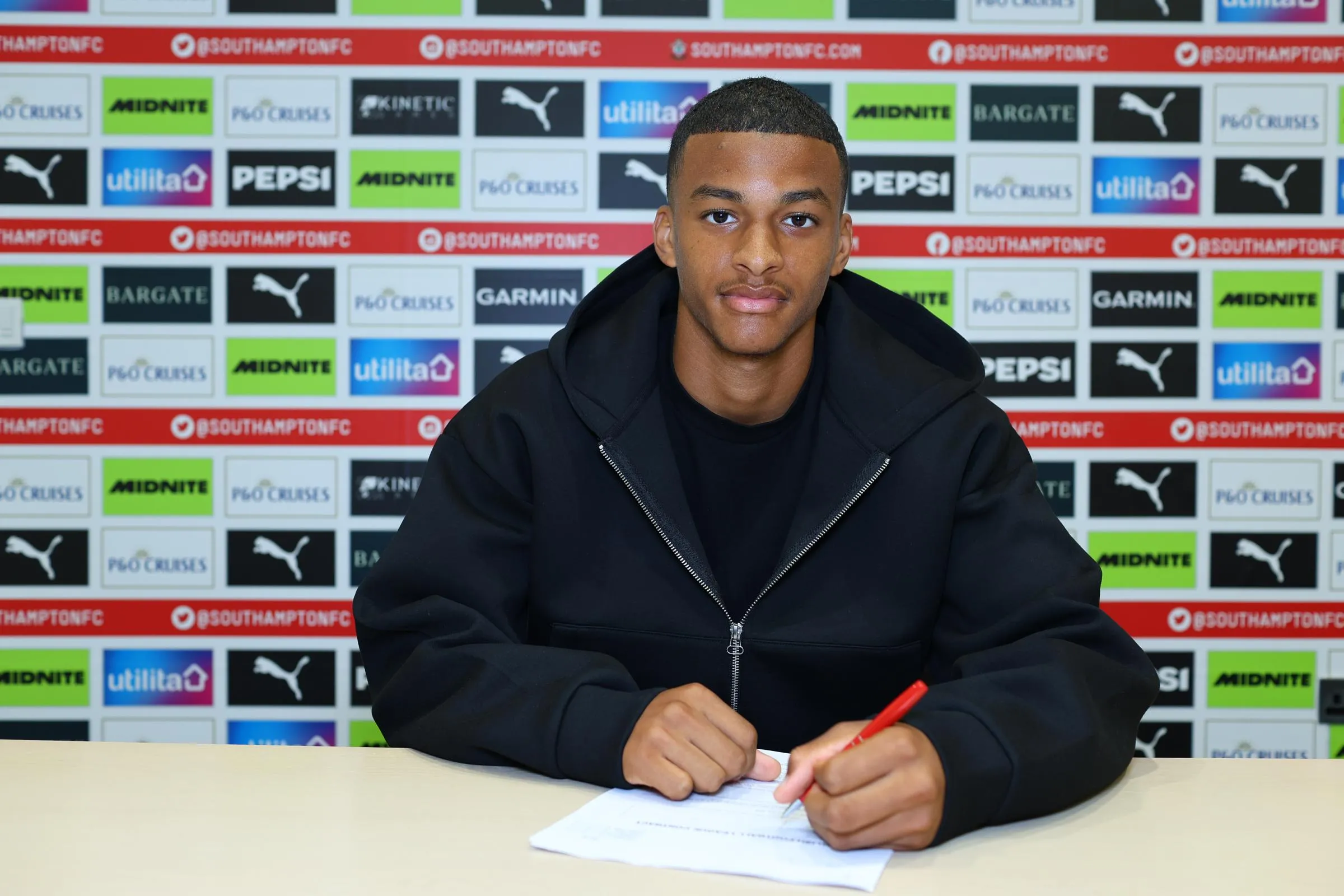 Southampton Secures Promising Talent: Yunus Linton Signs First Professional Contract