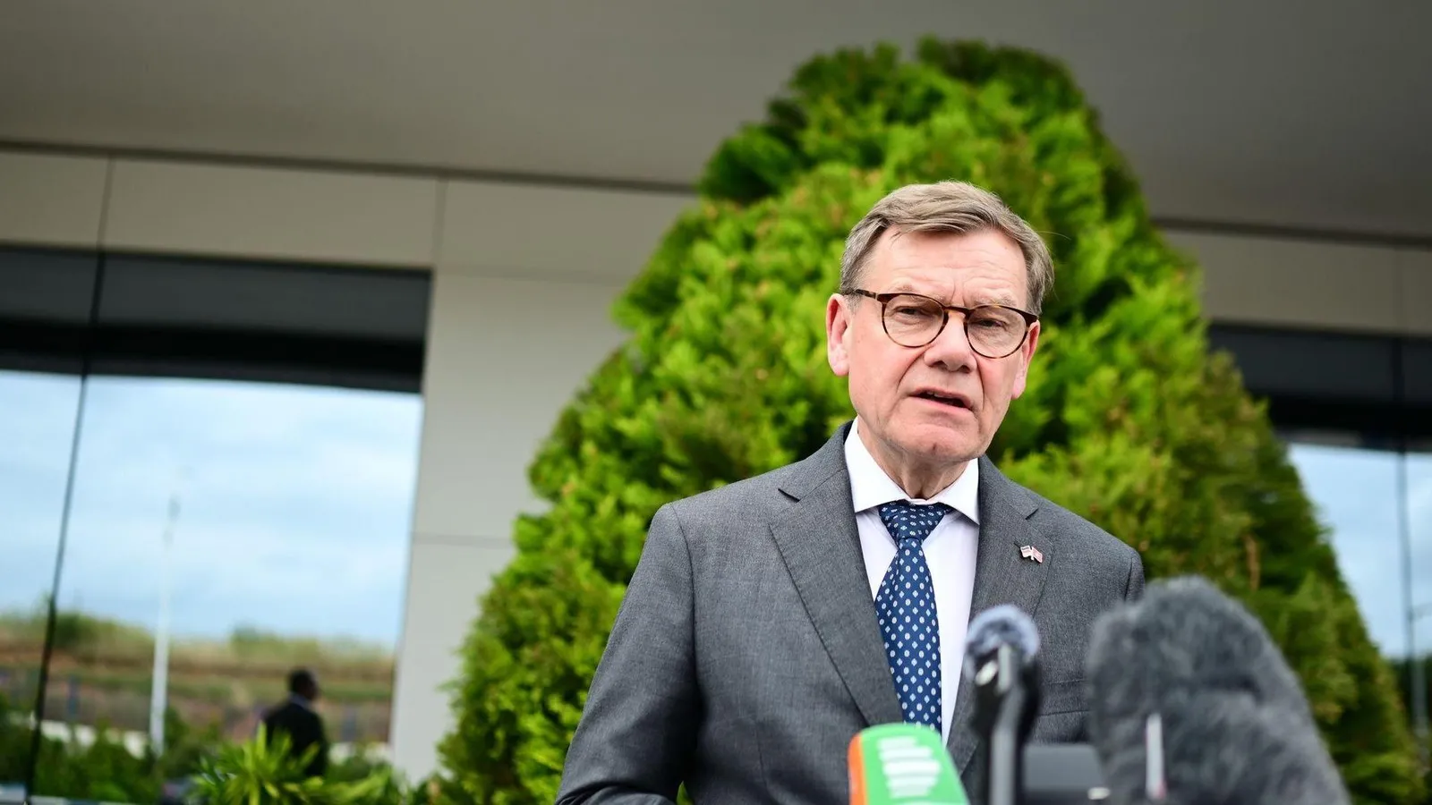 Diplomatic Efforts Intensify Amidst Iran Conflict: Insights from Wadephul and Rubio's Communication