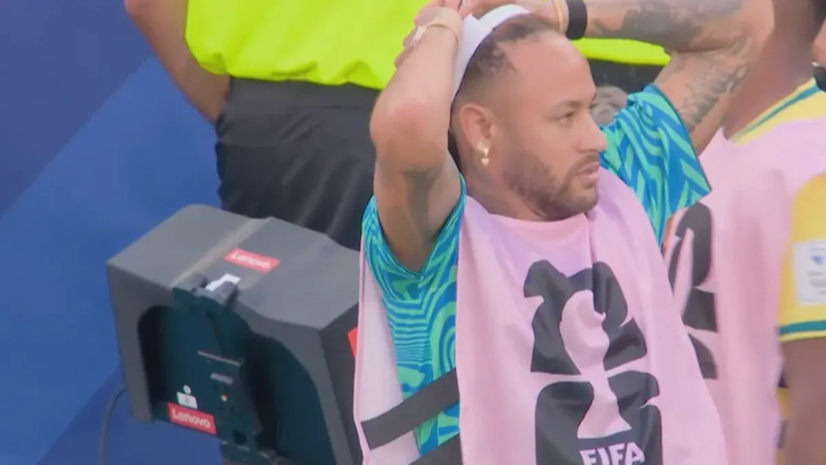 Raphinha's Miss Leaves Neymar Frustrated in Crucial Match