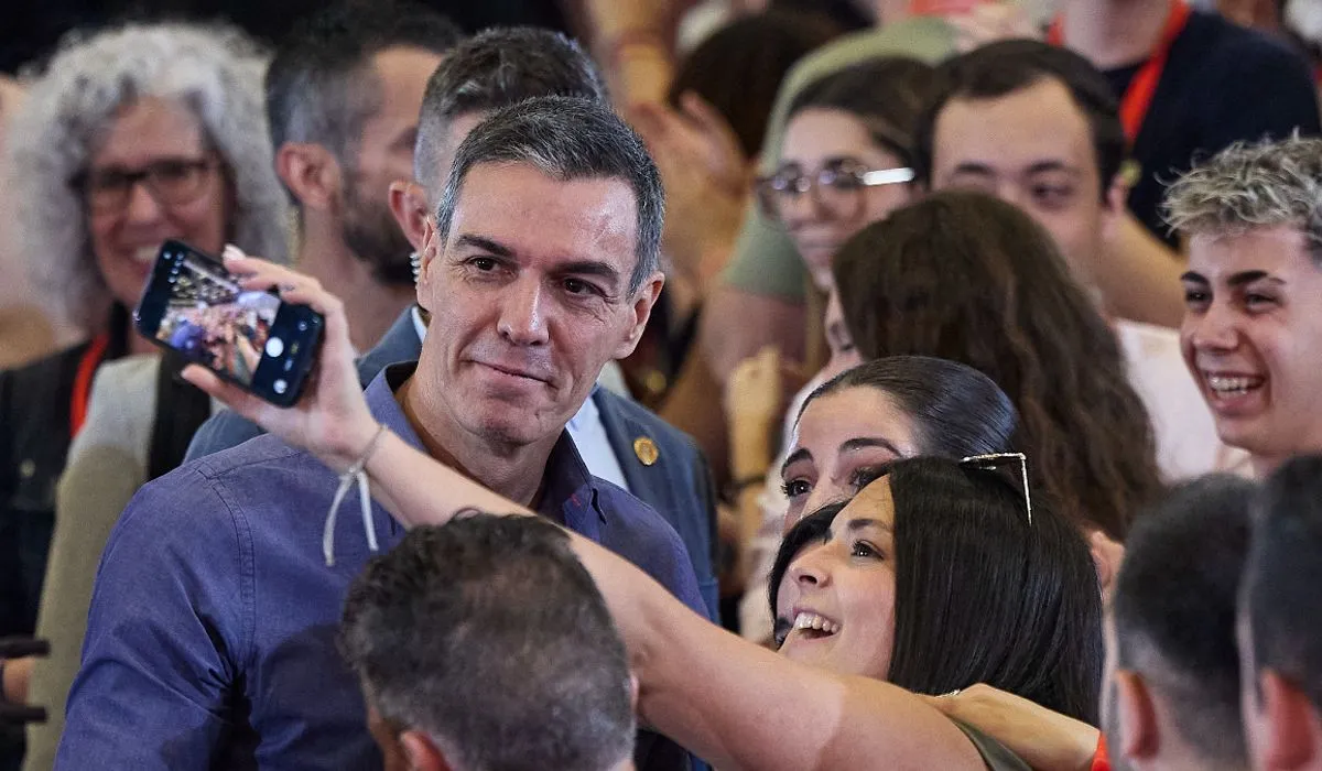 The Surreal Reality of Sánchez: A TikTok President Amidst Crisis
