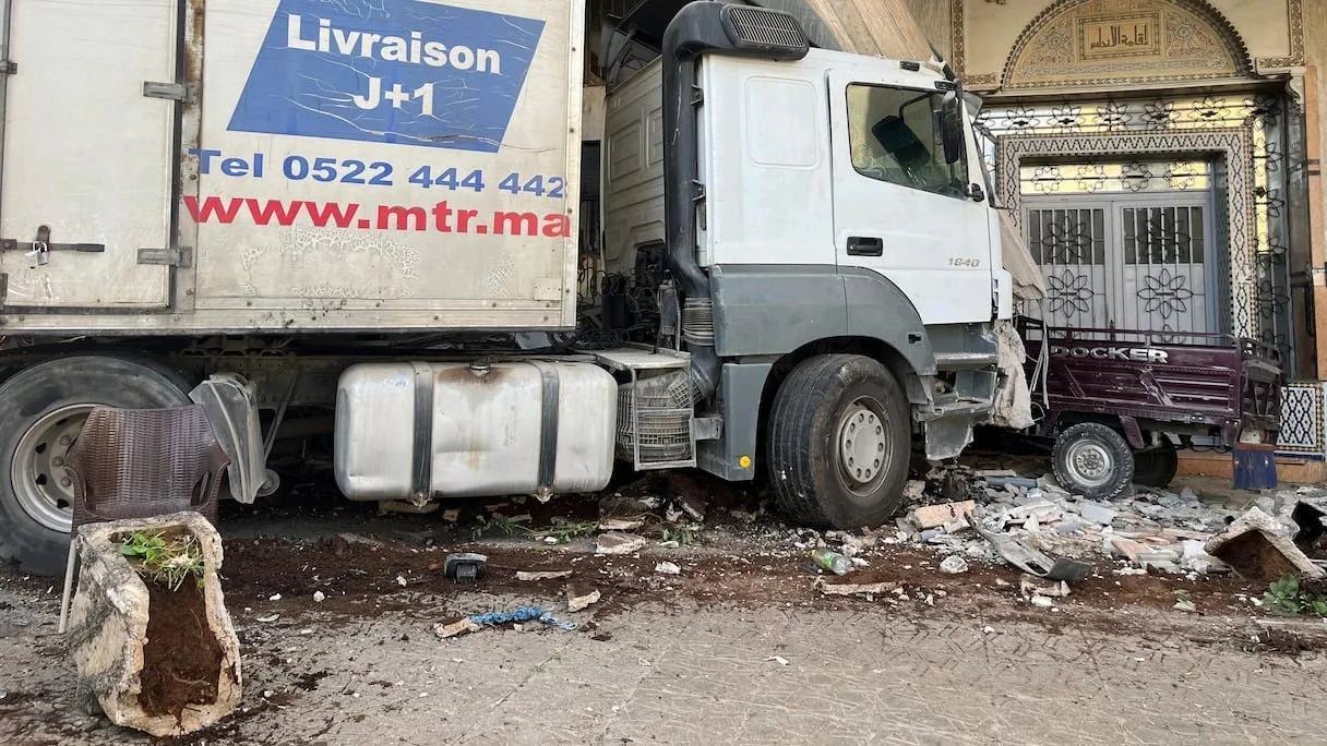 Truck Crashes into Residential Building, Causing Panic in Fes Neighborhood