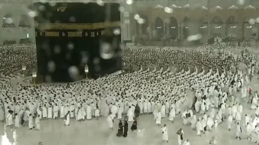 Heavy Rain Blesses the Sacred Mosque During Maghrib Prayer